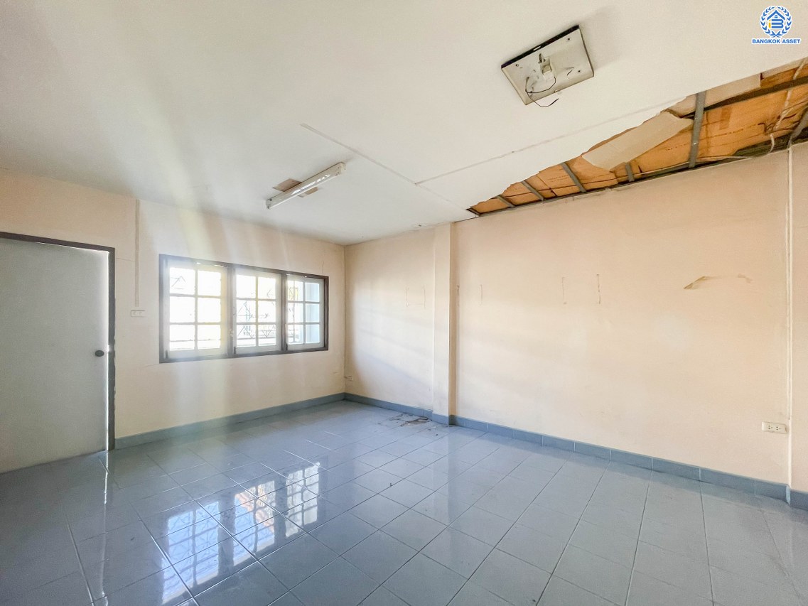 *****บ้านมือสองนนทบุรี โครงการ พิบูลย์การ์เด้นวิลล์ พิบูลย์สงคราม-พระราม5 เนื้อที่ 26.4 ตร.ว. ฟังก์ชัน 4 ห้องนอน 5 ห้องน้ำ จอดรถได้ 2 คัน บนสุดยอดทำเล เหมาะกับการลงทุน เชื่อมถนนพิบูลย์สงคราม, วงศ์สว่าง, นครอินทร์ และติวานนท์ ใกล้จุดขึ้นทางด่วนศรีรัช-วงแหวนรอบนอก ใกล้รถไฟฟ้า "สถานีแยกติวานนท์"